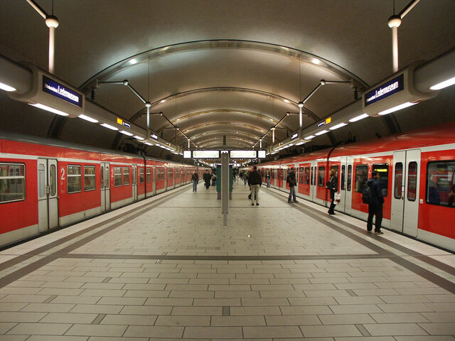 Datei:S-Bahn Ledermuseum.jpg