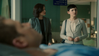 2x17 Mary Margaret Blanchard David Nolan John Doe allongé lit hôpital Storybrooke Regina Mills souvenirs effacés.png