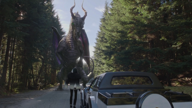 Fichier:4x18 Maléfique dragon Cruella d'Enfer voiture DEV IL limite frontière Storybrooke.png