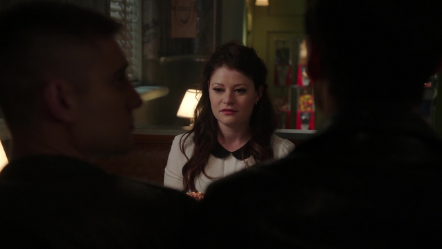 Fichier:4x14 Belle French dîner Will Scarlet arrivée Killian Jones tensions.png