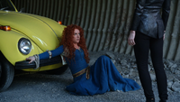 5x04 Merida Emma Dark Swan Cygne Noir Ténébreux Ténébreuse prisonnière voiture jaune.png