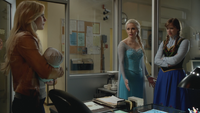 4x10 Emma Swan Neal Nolan Elsa Anna Miroir Trolden poste de police.png
