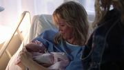 Shot 1x04 Ashley mit Baby.png