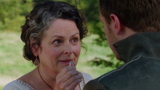 Fichier:1x06 Ruth main bague sourire regard David dos.png