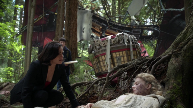 Fichier:6x02 Regina Mills Henry Mills Charlotte poison forêt de Storybrooke arbres ballon dirigeable.png