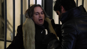 Shot 2x15 Hook attakiert Gold.png