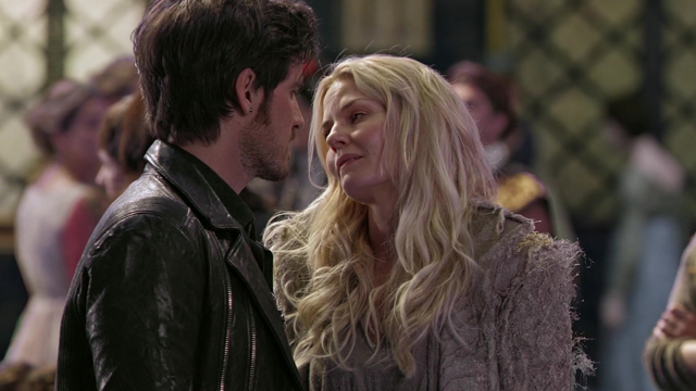 Fichier:5x02 Camelot Emma Killian Jones Crochet secret Ténébreuse à cacher.png