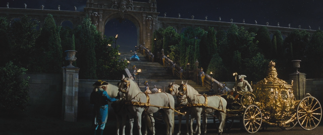 Fichier:Cendrillon (film) fuite minuit entrée château carosse.png