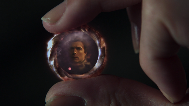 Fichier:1x21 Regina bague de fiançailles Daniel souvenir Storybrooke chapeau magique.png