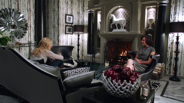 Fichier:1x02 Emma Swan Regina Mills pommes bureau du maire mairie de Storybrooke.png
