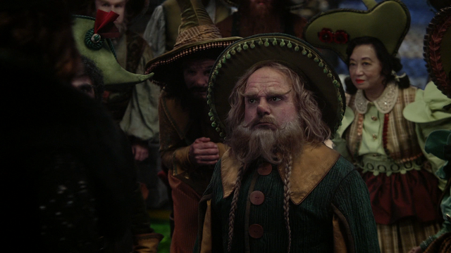 Fichier:5x16 Zelena Méchante Sorcière de l'Ouest dos Boq Munchkins villageoises.png