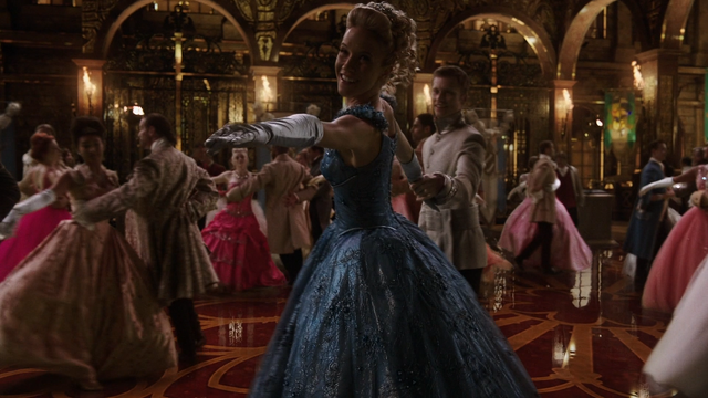 Fichier:6x03 Ella Cendrillon Prince Thomas danse bal extension bras sourire.png