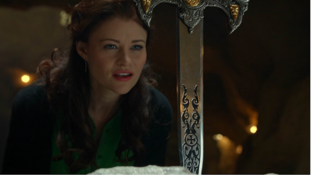 Fichier:5x05 Belle French découverte Excalibur rochet maison Swan ressemblance dague du Ténébreux.png