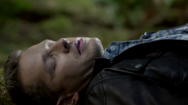 Fichier:6x07 David Nolan endormi charme du sommeil sol forêt de Storybrooke.png