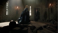 4x22 Emma Swan Henry Mills retrouvailles prison tour enchaînée robe bleue.png