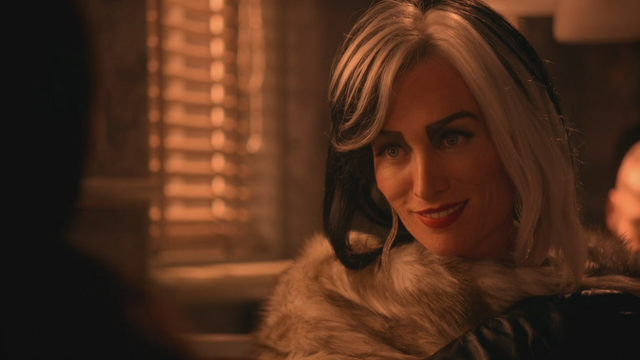 Fichier:5x14 Cruella d'Enfer sourire allusion référence manteau de fourrure daim biche mère Bambi.png