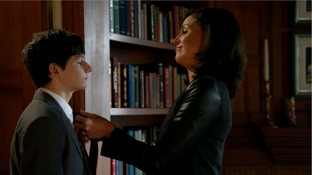 Fichier:4x07 Henry Mills Regina Mills préparation cravate nouveau travail mariage chique.png