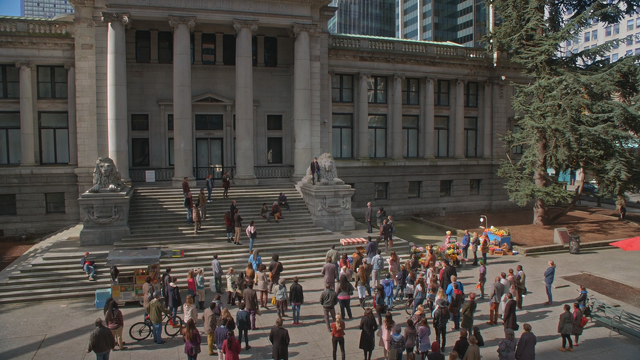 Fichier:5x23 bibliothèque de New York vue place foule.png