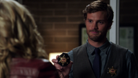 1x05 badge shérif adjoint Emma Swan Graham Humbert poste de police Storybrooke.png