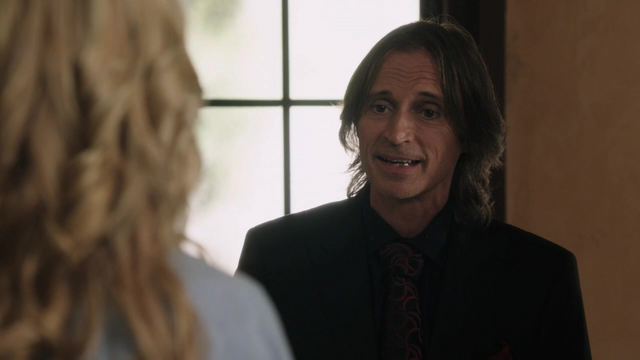 Fichier:1x04 M. Gold Emma aide retrouver Ashley.png