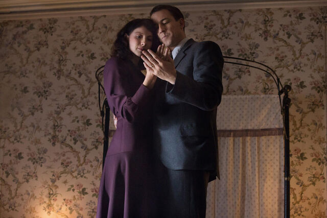 File:Outlanderstill-claire+frank.jpg