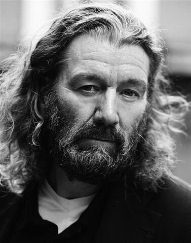 Archivo:Clive-Russell.jpg