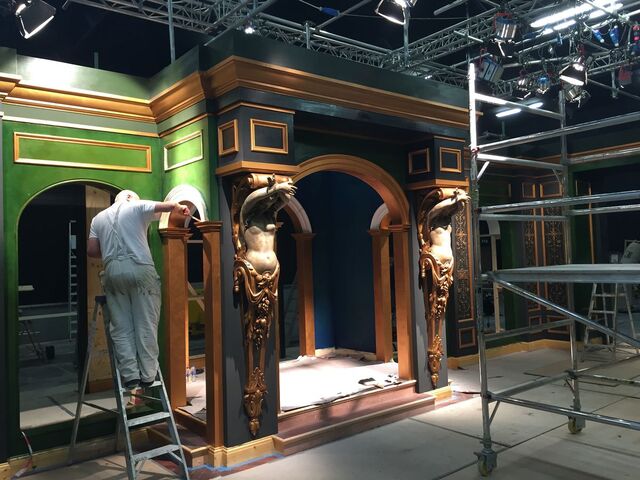 File:Maison Elise Set Construction.jpg