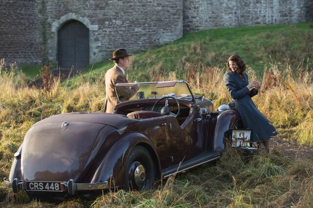 File:Tobias+Menzies+as+Frank+Randall+and+Caitriona+Balfe+as+Claire+Ra.jpg