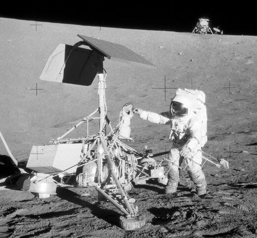 Fișier:Apollo12ConradSurveyor.jpg