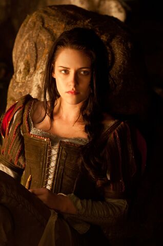 File:Snow-white-huntsman-img08.jpg