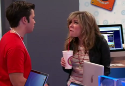 ICarly-iPear-Store-Episode-9