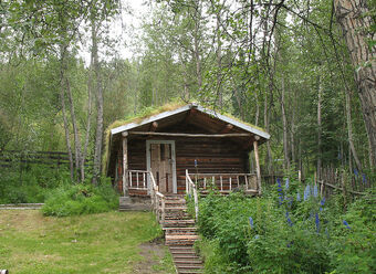 800px-Cabin of Robert Service