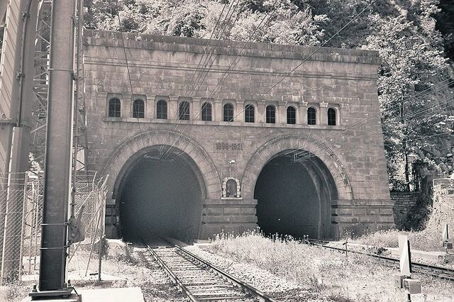File:800px-Simplontunnel01.jpg