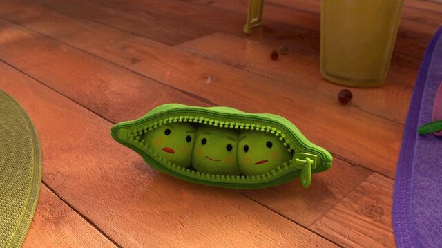 File:Peas inapod meetingwoody.jpg