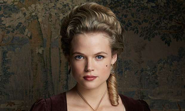 File:Caroline Penvenen.jpg