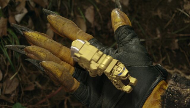 File:Bud holding Hyou.jpg