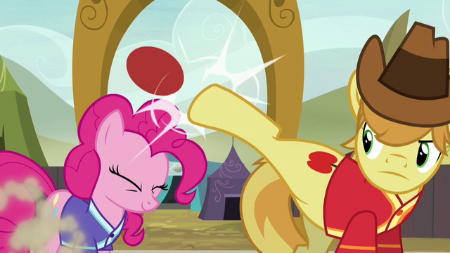 Soubor:Braeburn bucks the ball over Pinkie's head S6E18.png