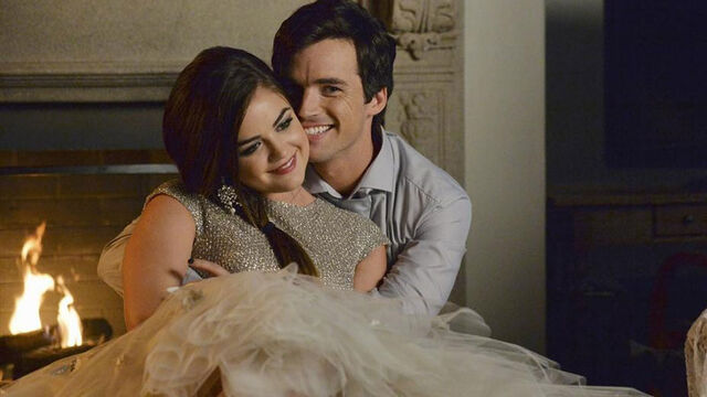 Datei:Ian-harding-lucy-hale-pretty-little-liars-season-5.jpg