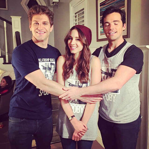 Archivo:Keegan-allen-ian-harding-troian-bellisario.jpg