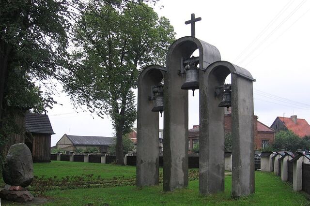 Plik:800px-Tum-dzwony.przy.kosciolku.sw.Mikolaja.jpg