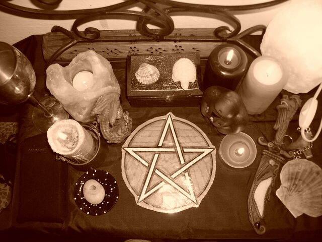 File:Pagan Altar by ReanDeanna.jpg