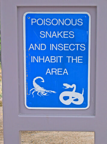 File:Snake warning sign.jpg
