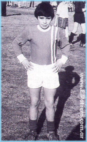 Archivo:Maradona1973.jpg