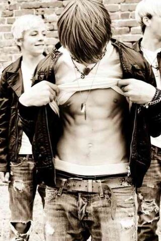 File:Rocky-Lynch-R5-Lead-Guitar-8.jpg