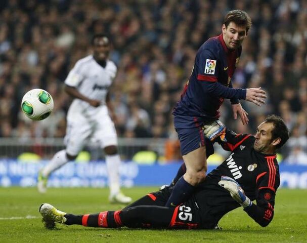 Archivo:Diego Lopez vs Messi.jpg