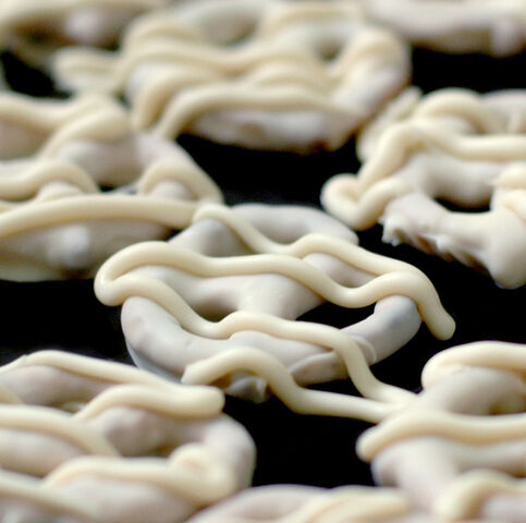 File:White-Chocolate-Covered-Pretzels2.jpg