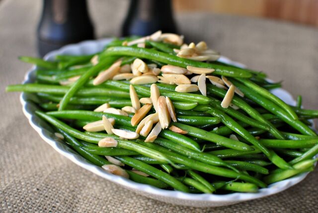 File:Sauteed-Garlic-Green-Beans-with-Toasted-Almonds.jpg
