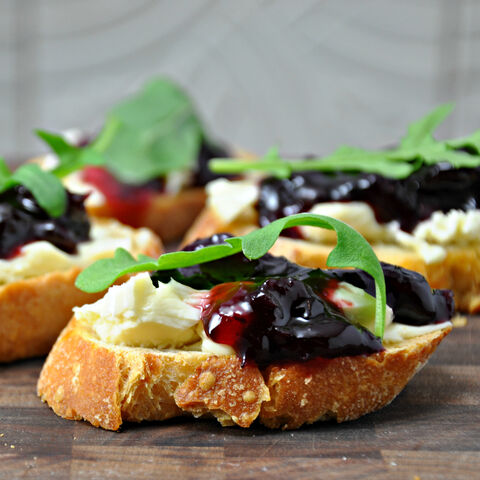 File:BrieCherryAndArugula.jpg