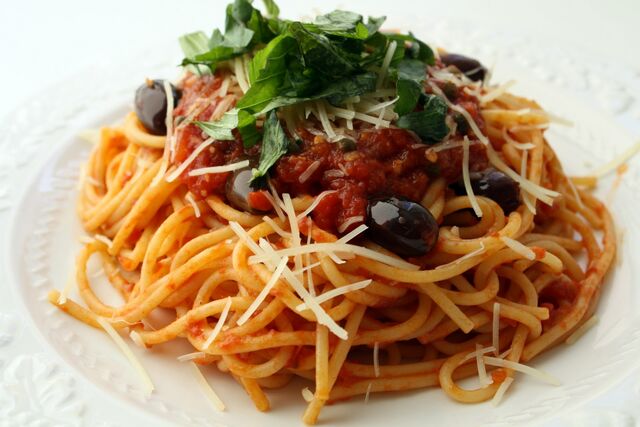 File:Pasta Puttanesca.jpg