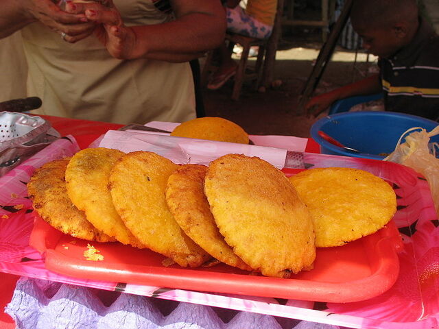 File:800px-Arepas de huevo.jpg